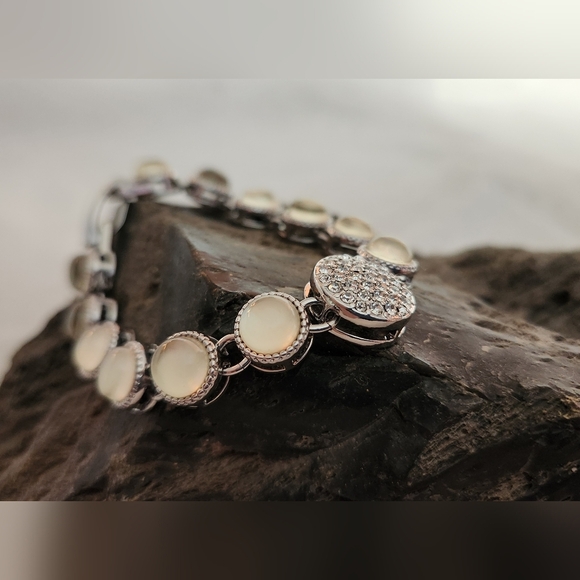 NWT Lia Sophia "Bay Breeze" Rhinestone & Mother of Pearl bracelet - Picture 4 of 8